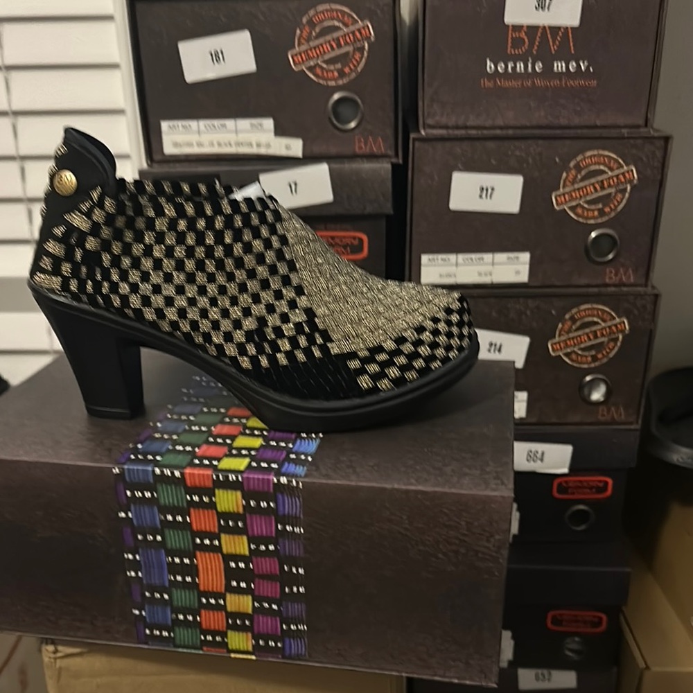 bernie mev. Women's Chesca Black and Gold Checkered Heels